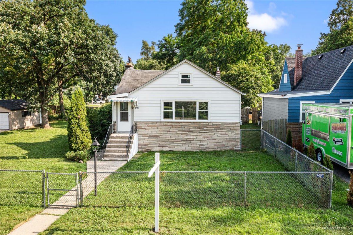 29 Glenwood Dr, Round Lake Beach IL — 3 bedroom home a few houses off the lake
